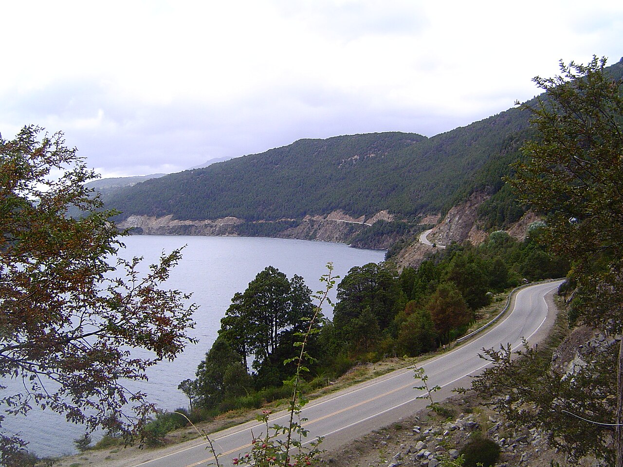 Ruta de los Siete Lagos, asfaltada, bordeando un lago