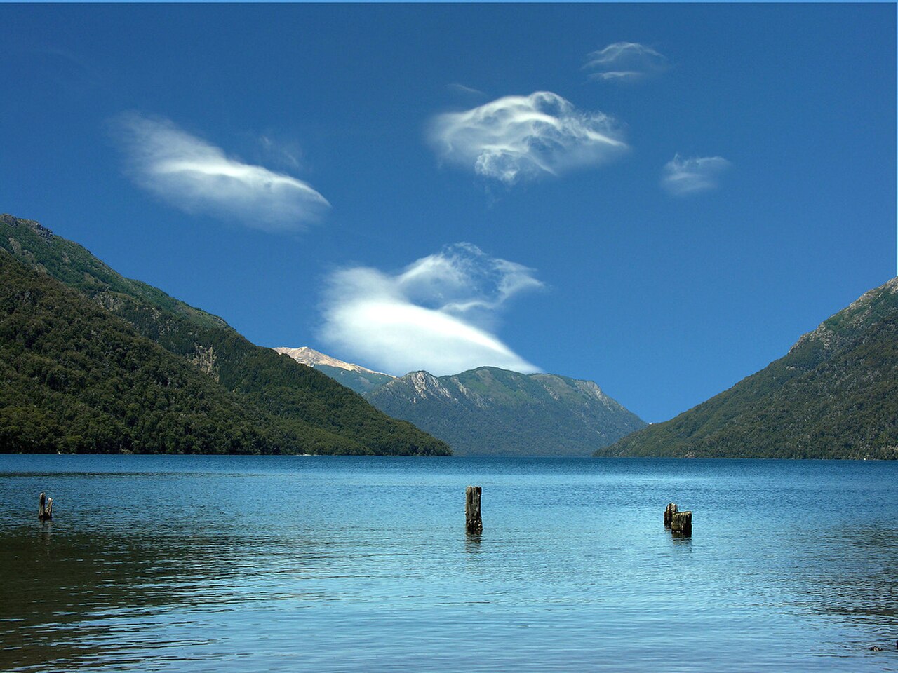 Lago Traful con montañas y cielo despejado